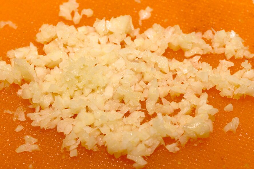 Chopped garlic - the basis of the infusion that eliminates parasites