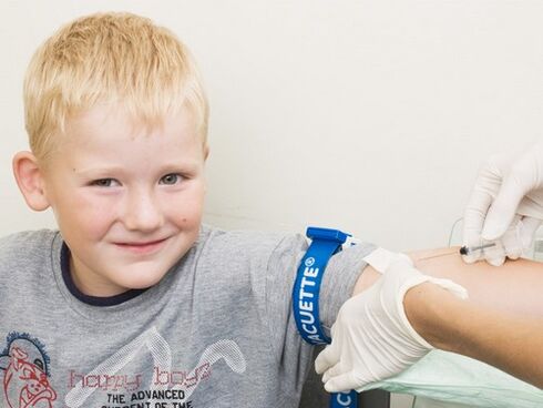 The child gives blood for analysis if it is suspected that he is infected with parasites.
